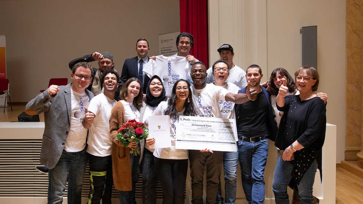 The project team receiving first place in the Integration Prize of Saxony-Anhalt